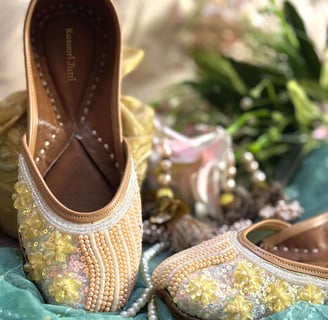Royal Leaf Punjabi Jutti – Golden Leaf Embroidery