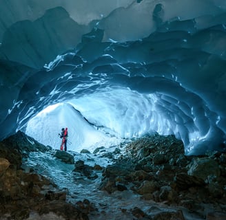 skieur sous un glacier