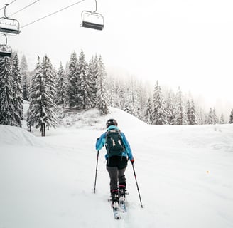 femme pratiquant le ski de randonnée