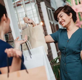Femme aidant une autre femme à porter ses courses - The David Touch - Service Personnal shopping