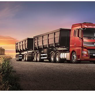 Caminhão de carga rodando em estrada brasileira com paisagem ao fundo – transporte eficiente e seguro.