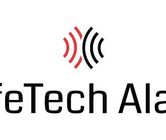 SafeTech Alarm logotyp – svart och röd vågsymbol med företagsnamn i svart text
