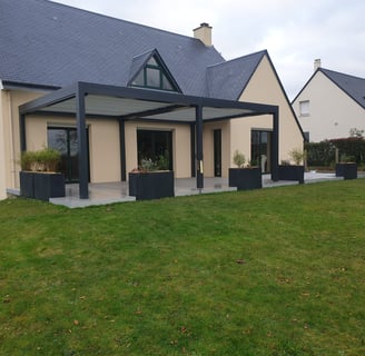 Maison contemporaine avec pelouse entretenue et terrasse aménagée
