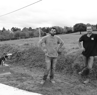 Paysagistes AJ Paysagiste sur un chantier d’aménagement extérieur dans le Sud-Manche
