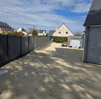 Clôture en panneaux rigides posée par AJ Paysagiste, assurant intimité et modernité en milieu réside