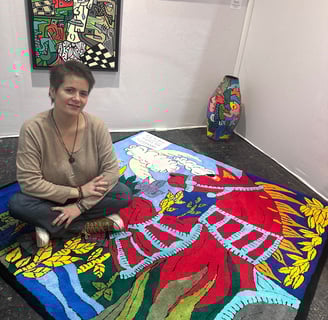Elvira assise sur le tapis tufté main, design Red Dito et tufté par Elvira