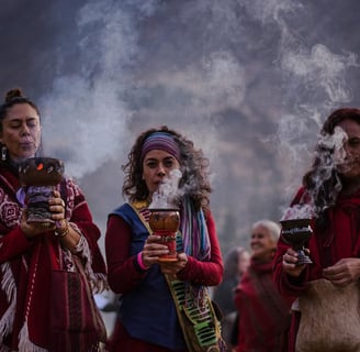Mujeres sosteniendo copaleras humeantes