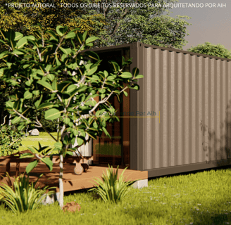 Imagem externa de uma casa container com árvores e a grande janela do dormitório proporcionando ilum