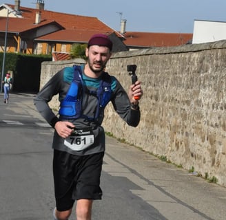 trail runner, camera d'action, mur, maison