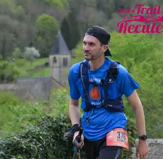 Trail-runner, paysage, église
