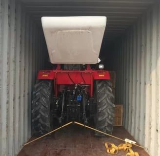 Hongmeng tractors are being loaded into containers and shipped to customers worldwide