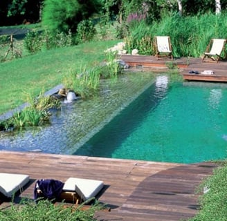 Une piscine avec terrasse et chaises longues