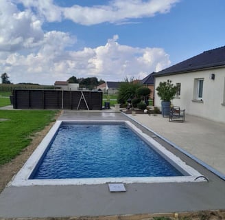 Une piscine avec vue sur les nuages en arrière-plan