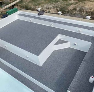 Une piscine en béton esthétique à l’eau claire et pure.