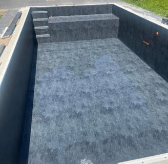 Une piscine en béton.