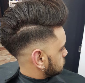 Taglio fade con ciuffo alto e barba curata