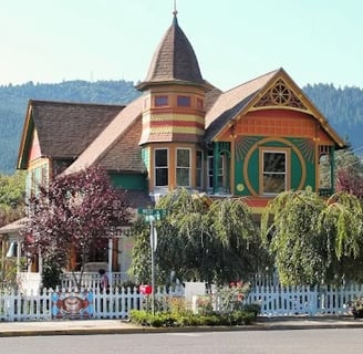 Drain OR - a beautiful 1800's colorful home