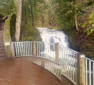 Columbia River Gorge - don't get dizzy at the Multnomah Falls viewpoint high up the mountain