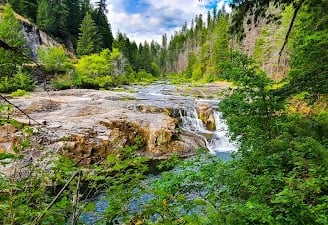 Waterfall Hwy, OR - Steamboat Falls can be seen a minute away from the parking lot