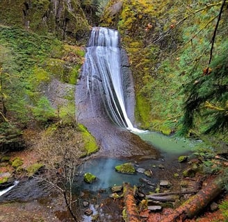 Waterfall Hwy, OR - Wolf Creek Falls and pool of green & blue waters at the bottom