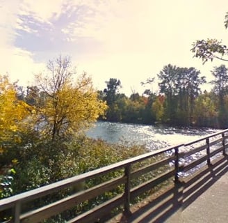 Eugene - the footbridge across the Willamette at the back of Valley River Mall Bowling