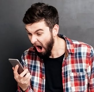 joven de 40 años gritandole a un celular