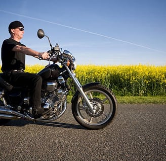 hombre en moto