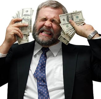 hombre con dolares en laas manos y un gesto desesperado