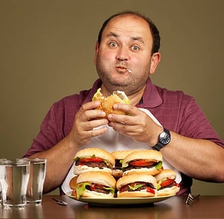 hombre gordo comiendo
