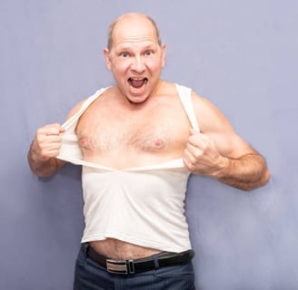 hombre rasgando la camiseta