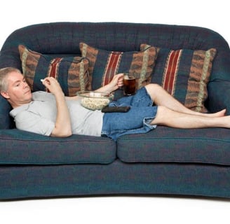 hombre en un sofá descansando