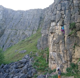 woman climbing-in-peak-district