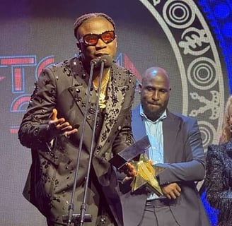 Stonebwoy on stage receiving his award.
