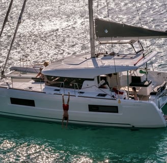 alquiler-barco-cadiz-catamarán-sache-familia-disfruta-baño-mar