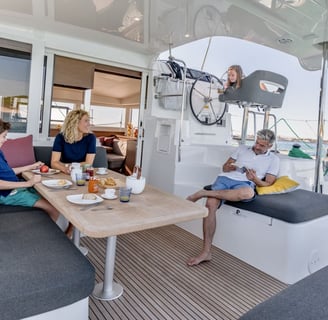 alquiler-barco-cadiz-familia-disfruta-paseo-el-puerto-de-santa-maria