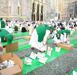 Distribution de repas aux pèlerins au Masjid Al-Haram au moment de la rupture du jeûne au Ramadan.