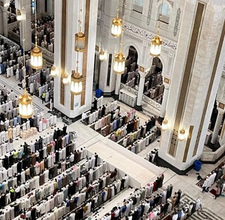 Prière collective autour de la kaaba au Masjid Al Haram à la Mecque recueillement spiritualité.