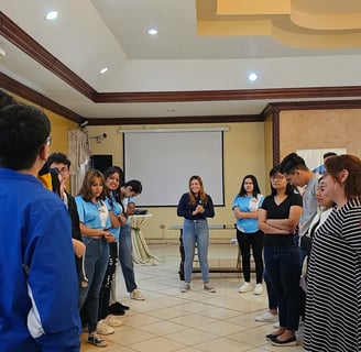 Jóvenes dialogando