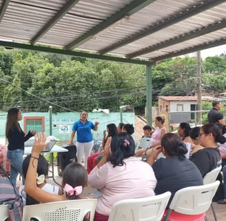 jóvenes de la comunidad reunidos