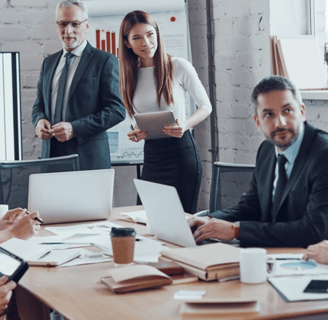 Grupo de executivos reunidos numa mesa de reunião