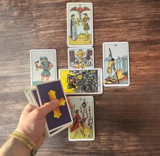 tirada tarot cruz adivinación ayuda psicología holística iluminación apoyo psicológico