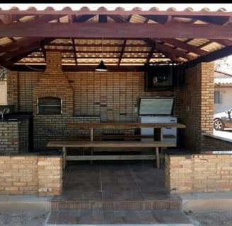 Área de lazer completa com churrasqueira, forno e fogão a lenha.