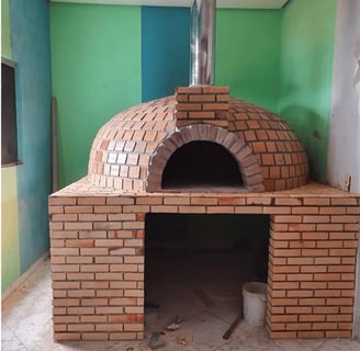 Área gourmet completa com balcão rústico e acabamento de alto padrão.