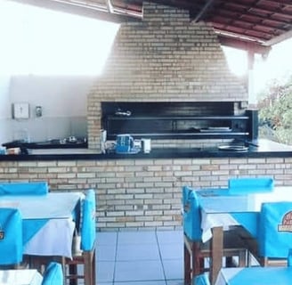 Churrasqueira com acabamento rústico e funcional para seu espaço gourmet.