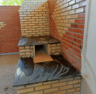 Forno de pizza e churrasqueira construídos com materiais de alta durabilidade.