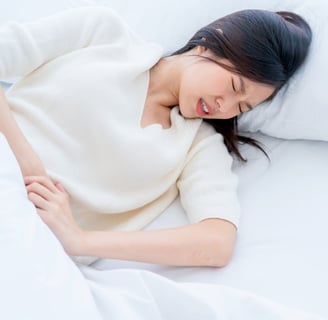 生理痛で腹部に不快感を抱える女性の様子