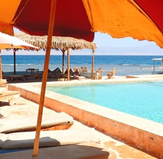 Bucurați-vă de vremea în octombrie lângă piscina cu vedere la mare de pe plajă