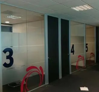 Divisorias para oficinas en cristal laminar de 55 mm. con puertas de melamina de suelo a techo