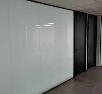 Mamparas de oficina en cristal opaco y puerta de melamina de suelo a techo