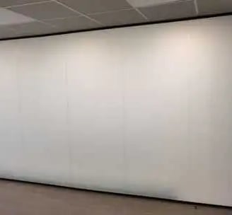 Mampara de oficina en cristal laminar opaco, con puerta de melamina altura de suelo a techo.
